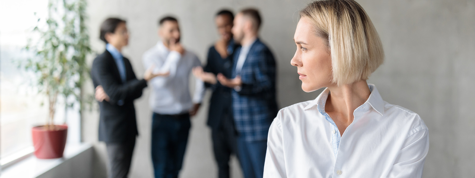 A person wears a white shirt.