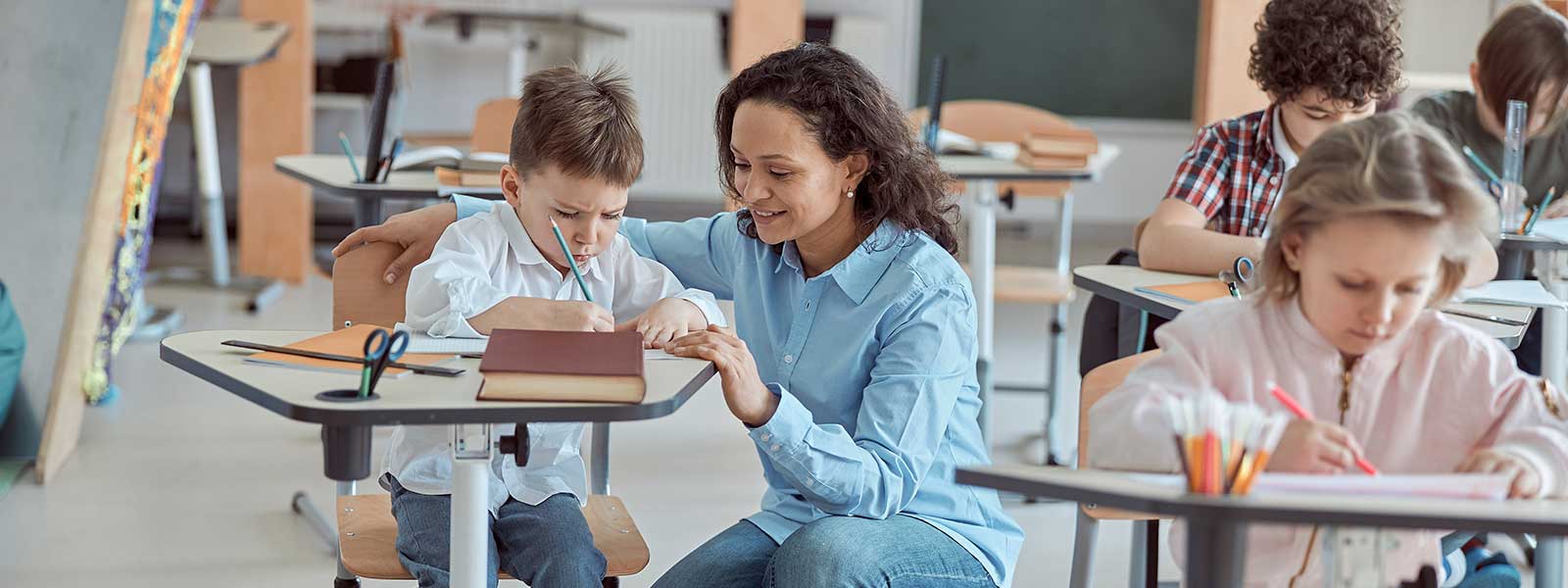 A teacher using words of encouragement